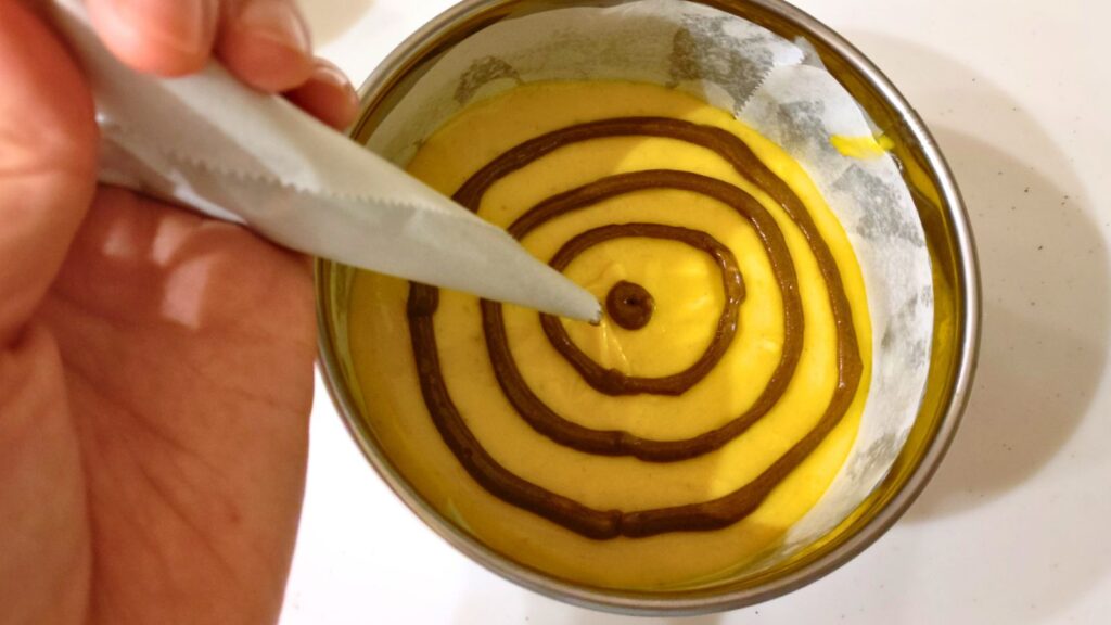 チョコ生地を丸く絞り落とします