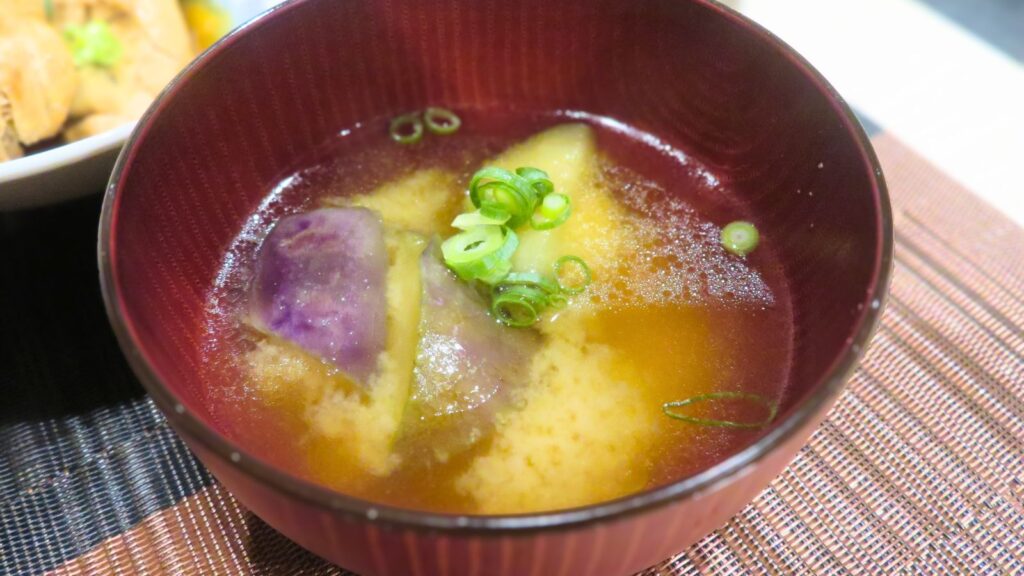 小学生がお手伝いできる晩ごはん:業務スーパーの揚げなすを使った味噌汁