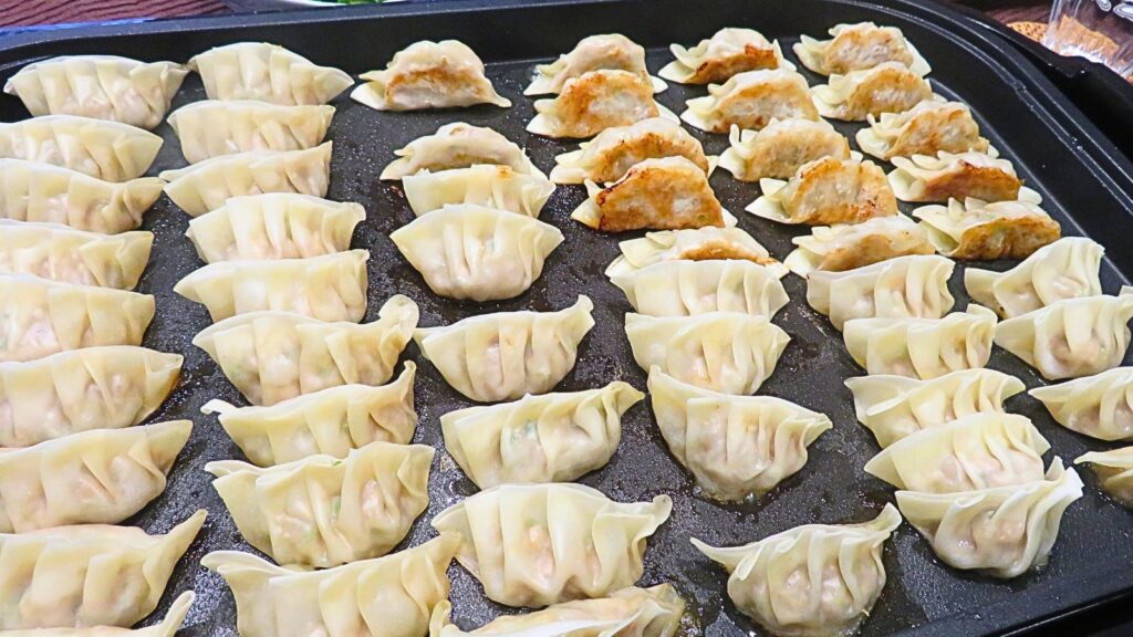 ホットプレートにぎっしり並べた餃子