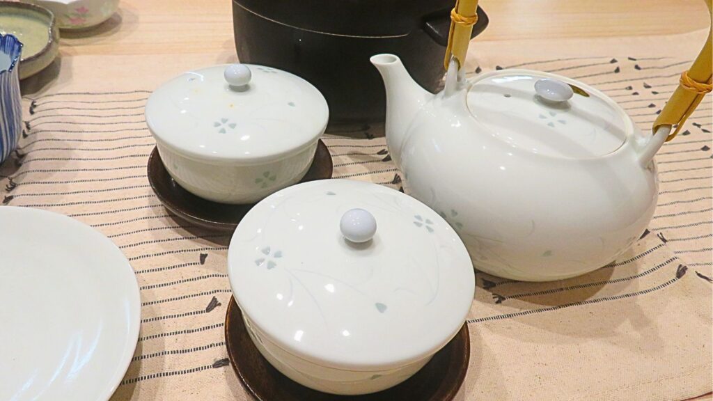 ごはんを入れたおひつと、ほうじ茶を入れた茶器セット
