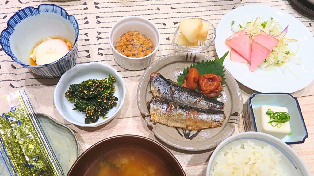 旅館の朝ごはん風に、小さいおかずを並べた朝食