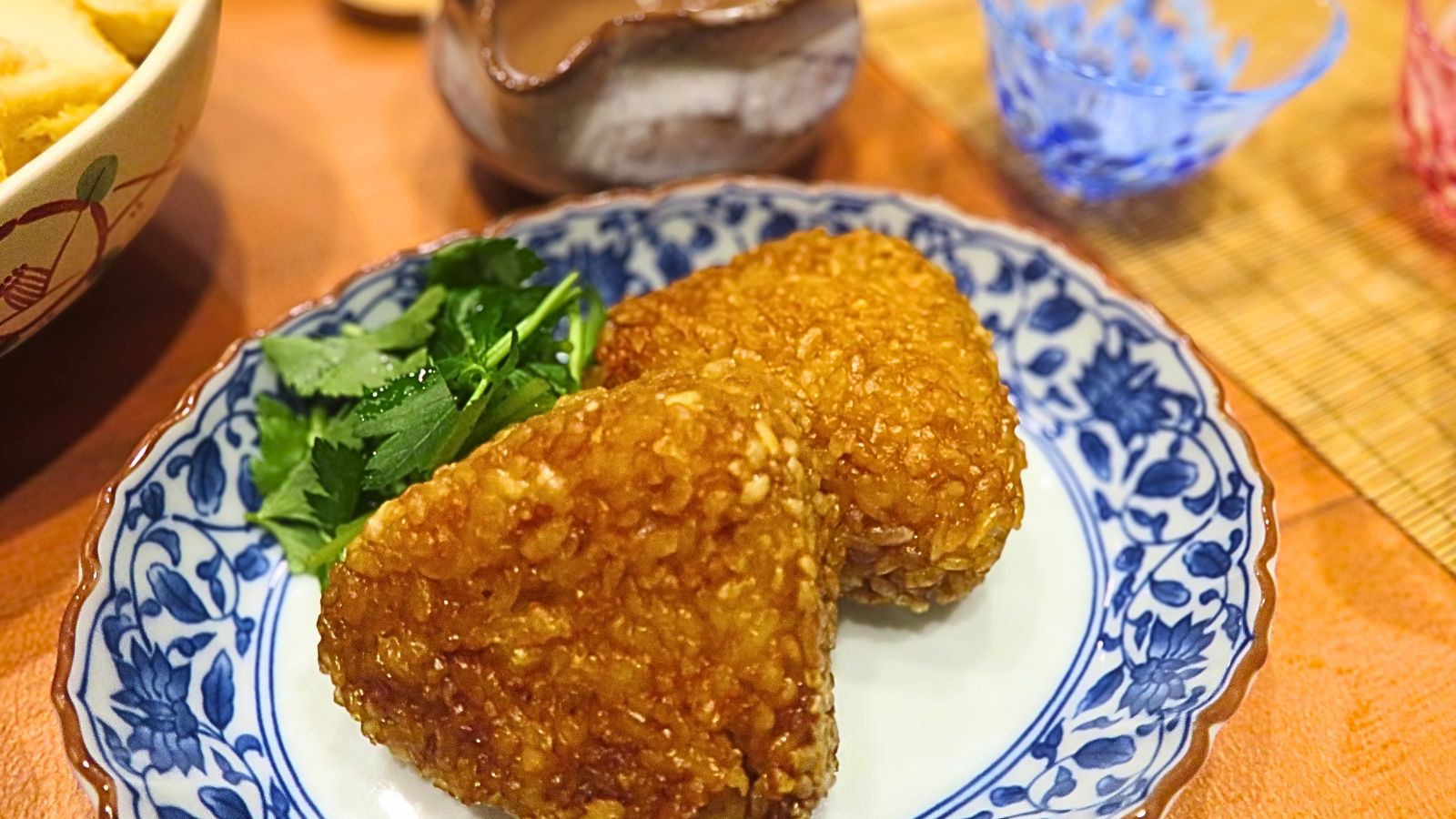 牛すじ煮込みの献立：〆の焼きおにぎりには三つ葉と出汁を添える